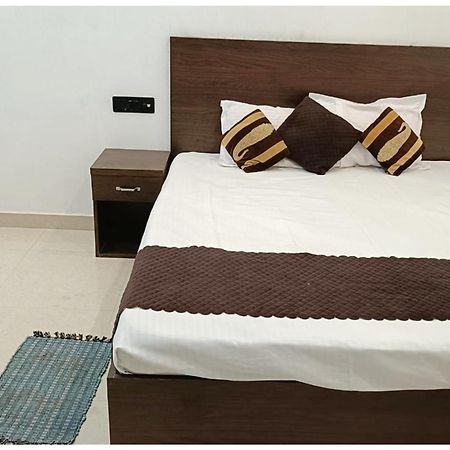 Hotel Aparna Grand Near Ram Janam Bhoomi And Temple - Fully Air Conditioned - Free Wifi Available - Best Budget Hotel In Ayodhya Экстерьер фото