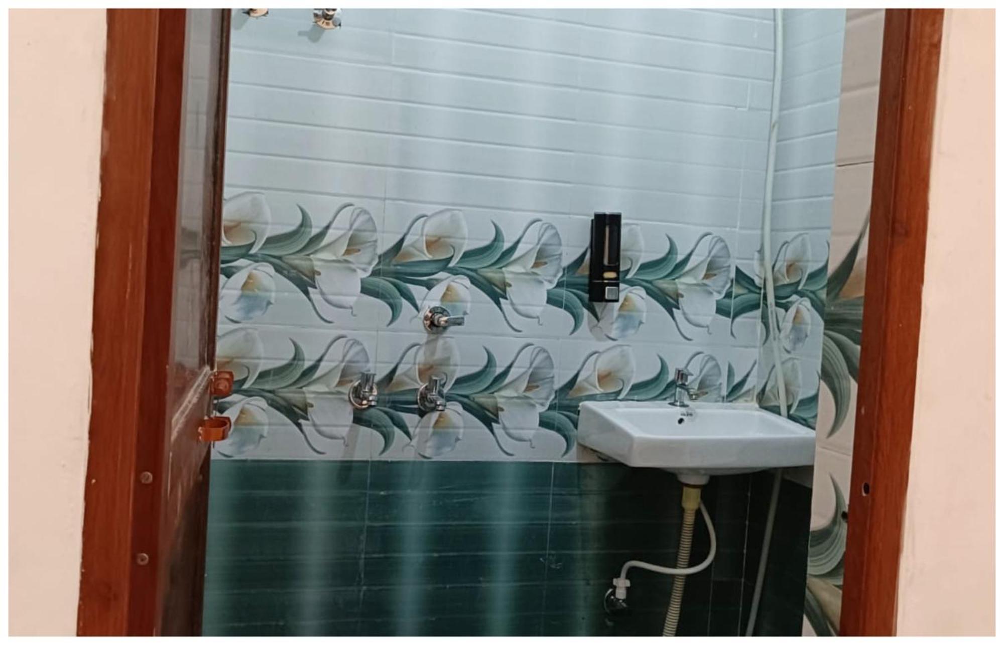 Hotel Aparna Grand Near Ram Janam Bhoomi And Temple - Fully Air Conditioned - Free Wifi Available - Best Budget Hotel In Ayodhya Экстерьер фото