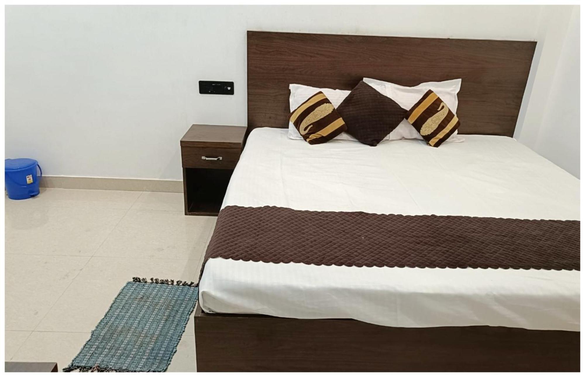 Hotel Aparna Grand Near Ram Janam Bhoomi And Temple - Fully Air Conditioned - Free Wifi Available - Best Budget Hotel In Ayodhya Экстерьер фото