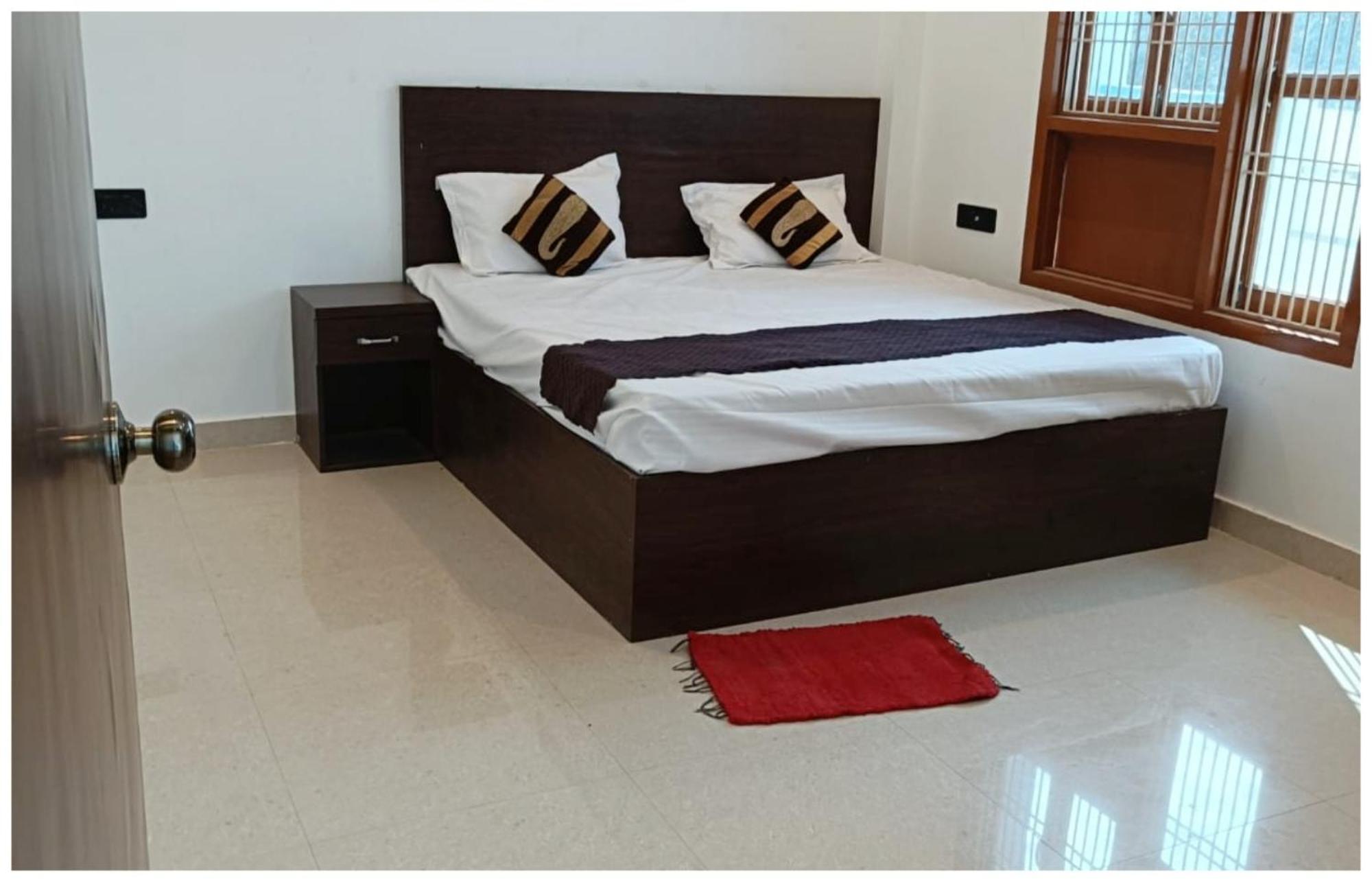Hotel Aparna Grand Near Ram Janam Bhoomi And Temple - Fully Air Conditioned - Free Wifi Available - Best Budget Hotel In Ayodhya Экстерьер фото