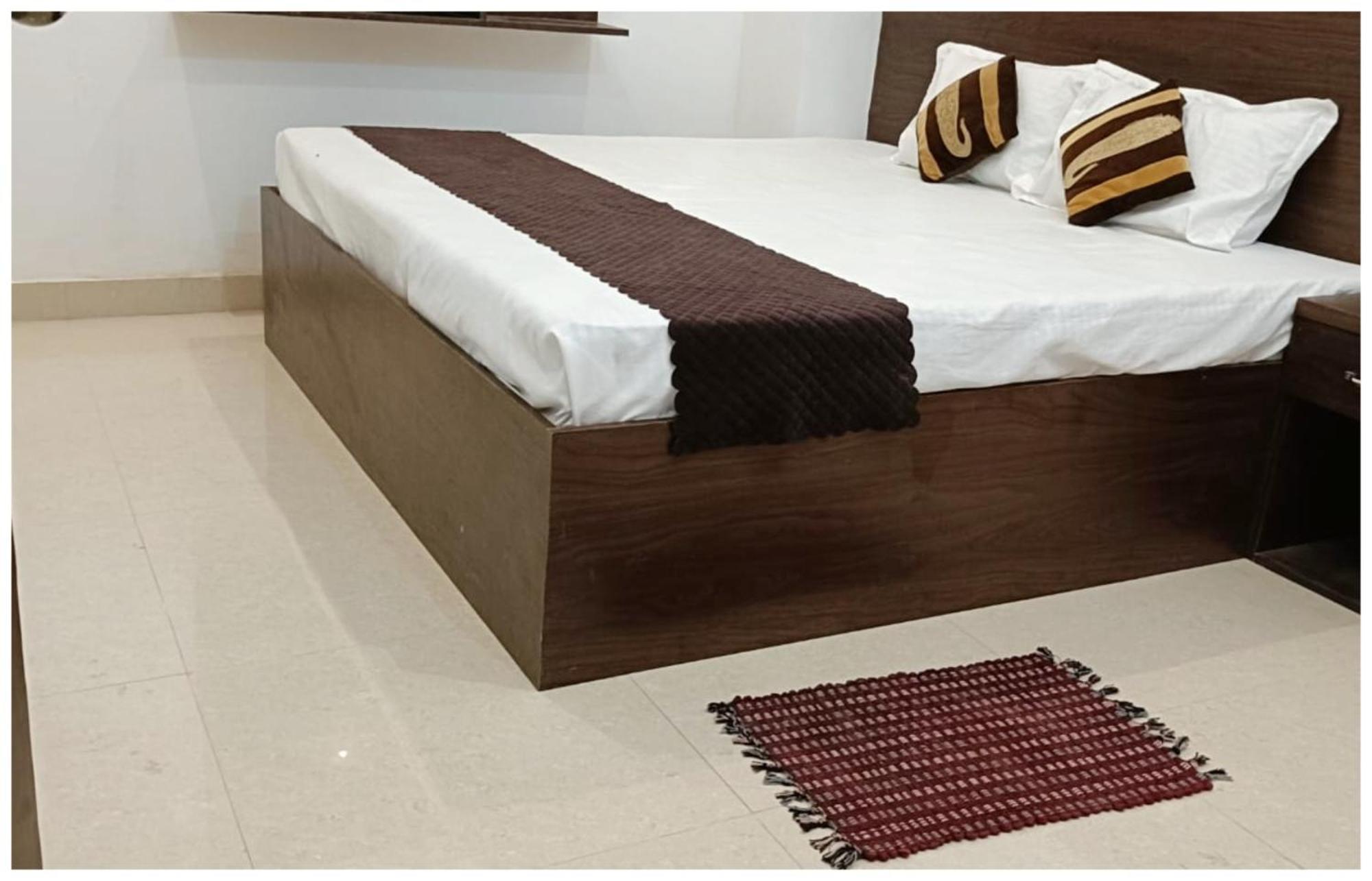 Hotel Aparna Grand Near Ram Janam Bhoomi And Temple - Fully Air Conditioned - Free Wifi Available - Best Budget Hotel In Ayodhya Экстерьер фото