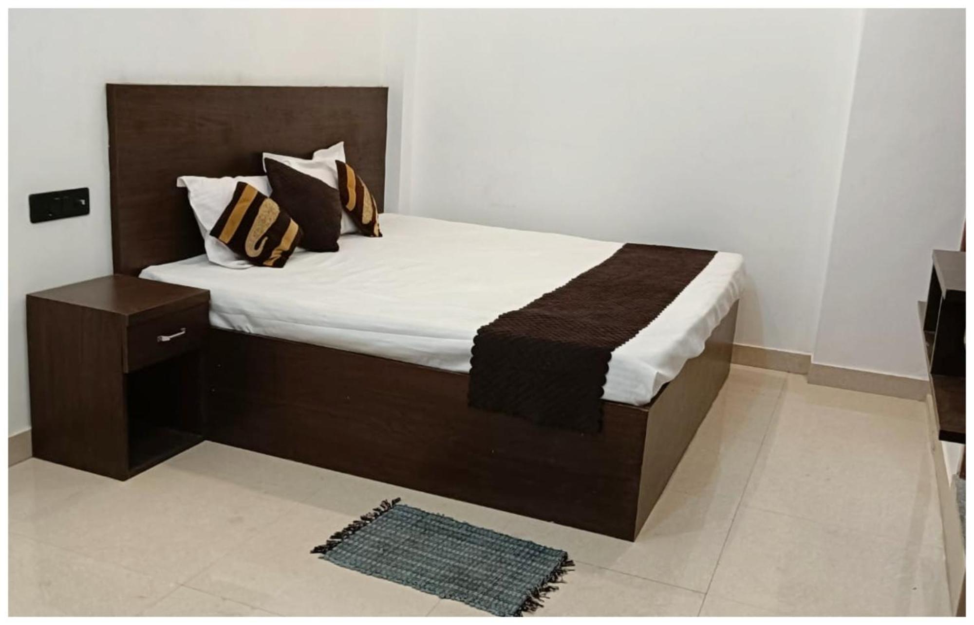 Hotel Aparna Grand Near Ram Janam Bhoomi And Temple - Fully Air Conditioned - Free Wifi Available - Best Budget Hotel In Ayodhya Экстерьер фото